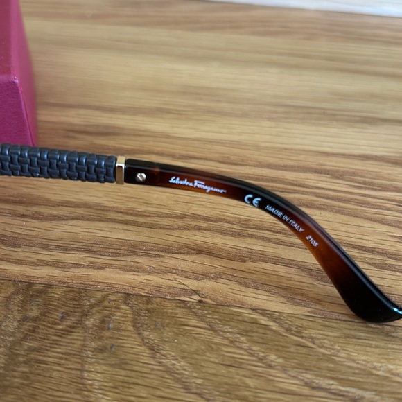 SALVATORE FERRAGAMO women’s tortoise shell sunglasses - Picture 10 of 10